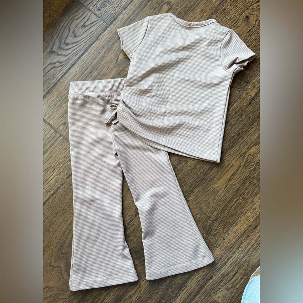 Stylish Neutral Reebok Two-Piece Set - Picture 4 of 4